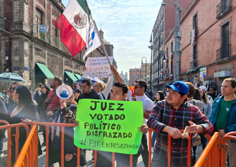 Trabajadores del Poder Judicial protestan frente a empresarios, en Palacio Nacional