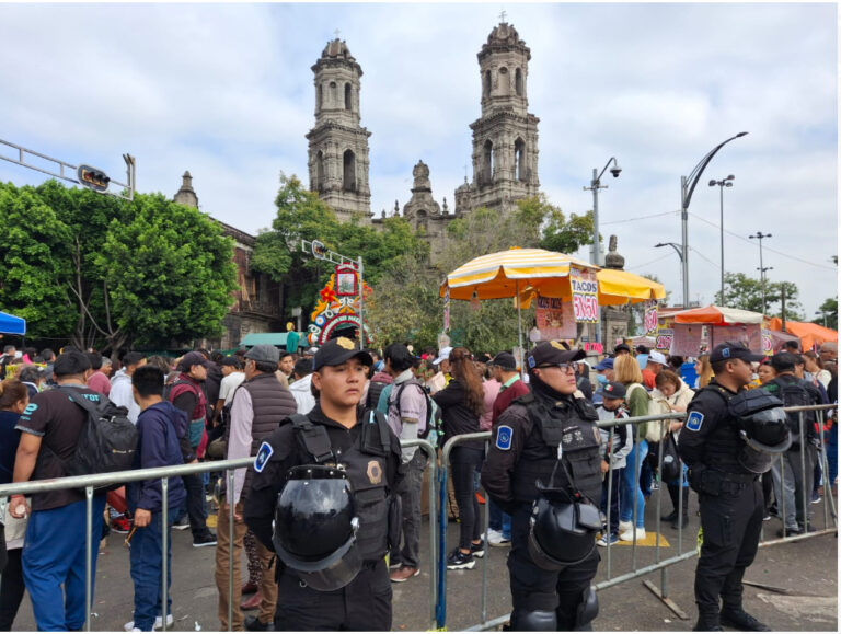 Una multitud se congrega en inmediaciones de la iglesia de San Hipólito