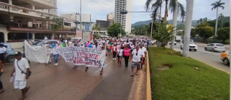 Marchan en Acapulco, Guerrero exigiendo programa de empleo temporal