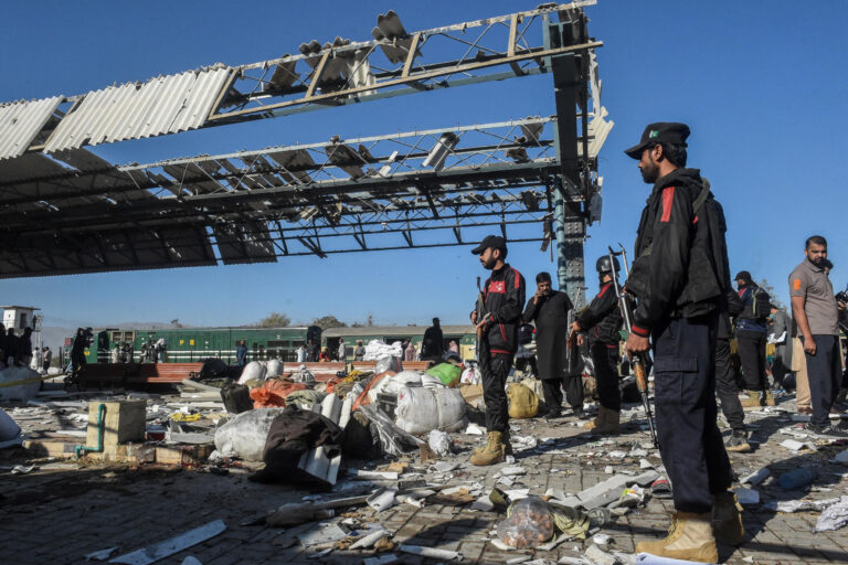 Atentado suicida en estación de tren de Pakistán; 26 muertos y 62 heridos