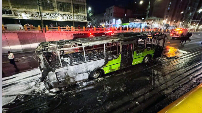 Fuego consume autobús de pasajeros en Eje Central Lázaro Cárdenas, CdMx