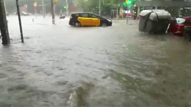 Inundaciones llegan a Barcelona; continúa la búsqueda de desaparecidos en Valencia