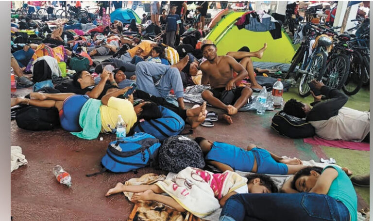 Arriba caravana migrante a San Pedro Tapanatepec, Oaxaca