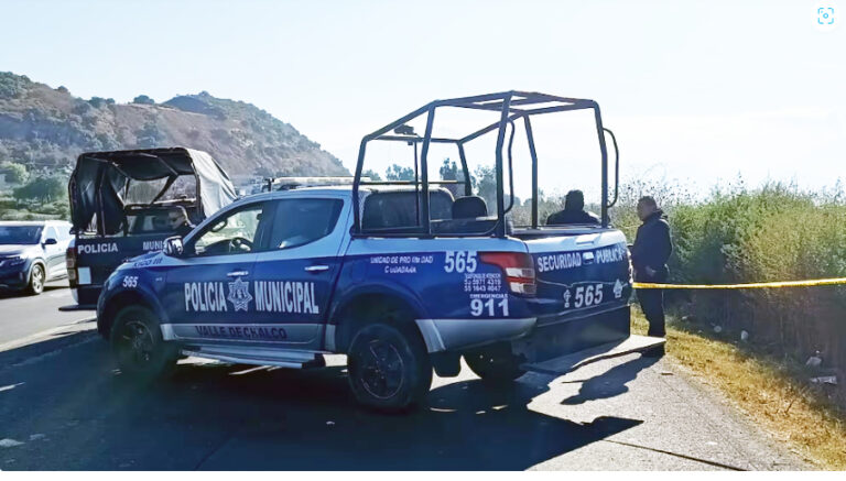 Hallan un cuerpo envuelto en bolsas sobre la carretera en Valle de Chalco, Edomex