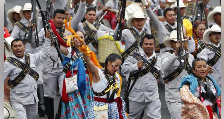 Pasan revista a participantes del desfile por el 114 aniversario de la Revolución Mexicana, en CdMx