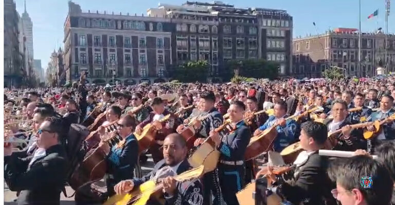 Primer Congreso del Mariachi rompe récord en Zócalo con mil 122 músicos tocando al mismo tiempo