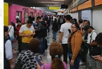 Sujeto apuñala a cuatro personas en la estación Tacubaya del metro y se arroja a las vías