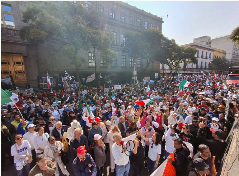 Miles de trabajadores del PJF, jueces y magistrados se manifiestan al exterior de la SCJN