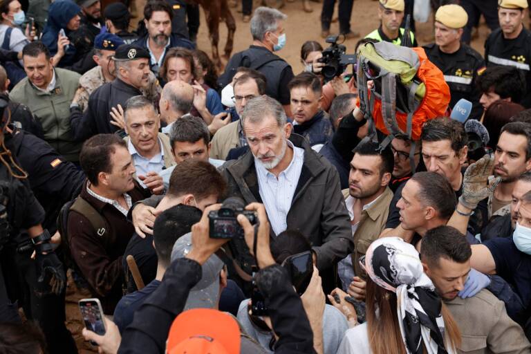 Víctimas de inundaciones en Valencia reciben con palos y lodo a Rey de España