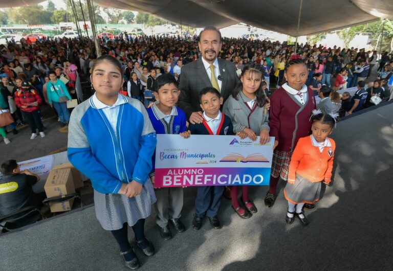 Cierra Pedro Rodríguez administración con entrega de becas