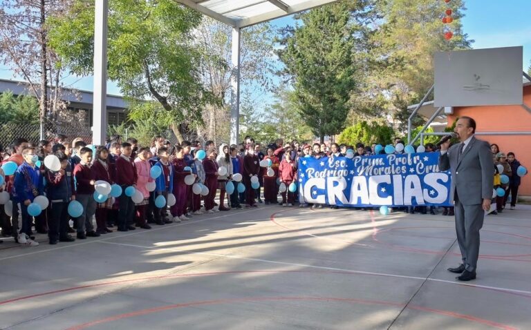 Pedro Rodríguez da color a escuelas de Atizapán