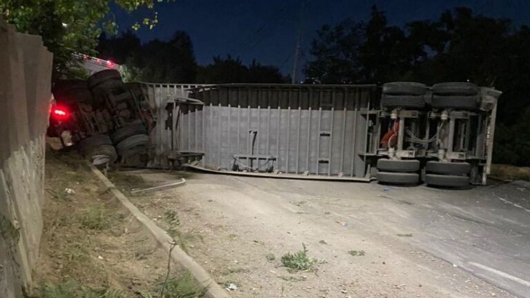 Cierre en carretera Naucalpan-Toluca por volcadura de tráiler