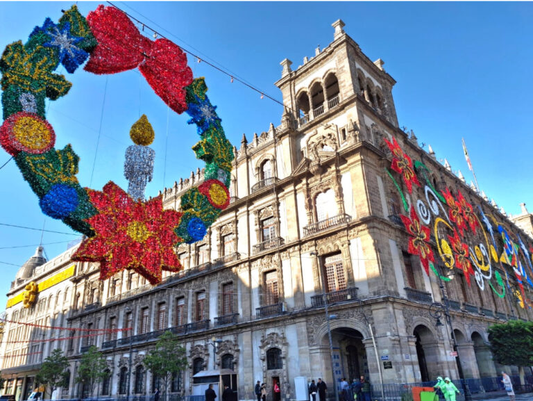 Colocan alumbrado navideño, en el Zócalo capitalino