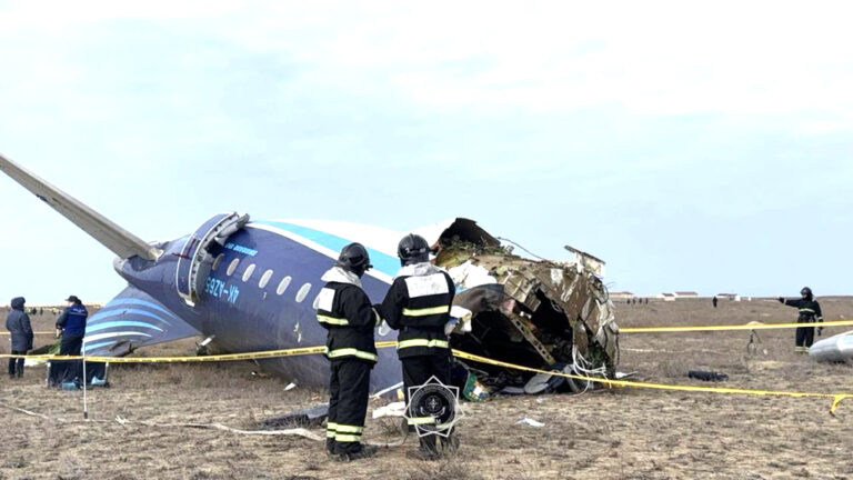 Mueren 38 personas tras impacto de avión de Azerbaijan Airlines