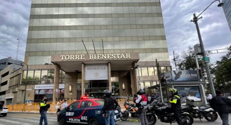 Policías liberan a trabajadores encerrados en la Torre del Bienestar por manifestantes afectados de Guerrero