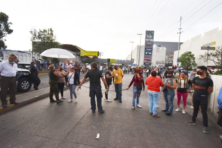 Trabajadores del municipio de Ecatepec bloquean principales avenidas; caos vial