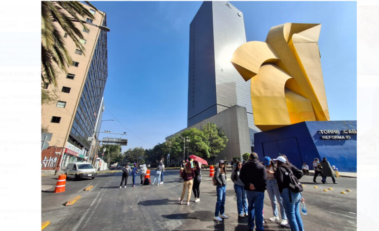 Maestros de la CNTE bloquean el Paseo de la Reforma al cruce con Buacereli