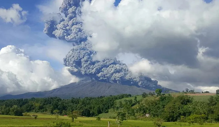 Filipinas evacúa 87 mil por erupción volcánica