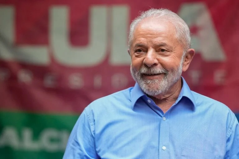 Practican cirugía intracraneal a Lula da Silva, fue exitosa