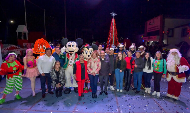 Pedro Rodríguez enciende el árbol navideño en Atizapán