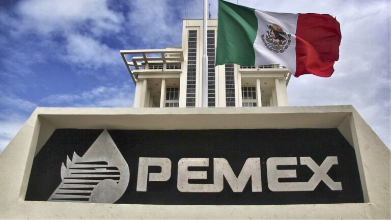 Pemex a la deriva: produce menos, no paga y debe más