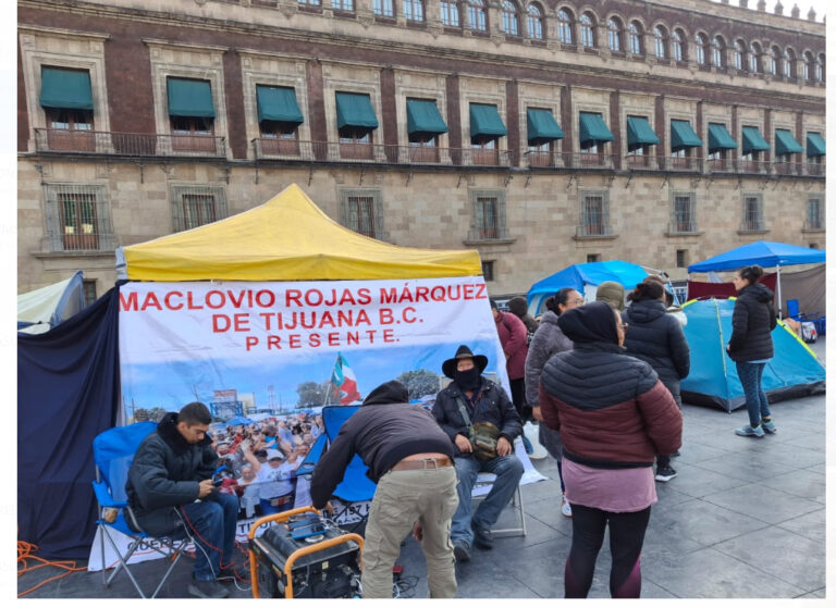 Habitantes de Tijuana, Baja California se manifiestan al exterior de Palacio Nacional