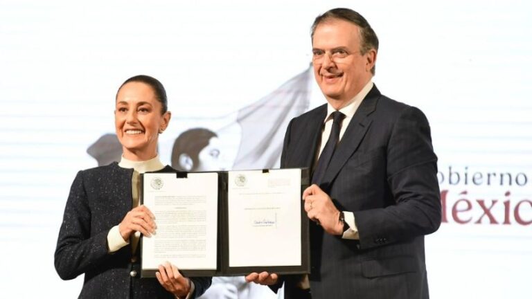 Claudia Sheinbaum firma decreto para proteger industria textil