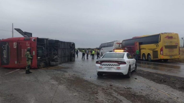 Vuelca autobús con más de 40 mexicanos que volvían de EE.UU. en Tamaulipas