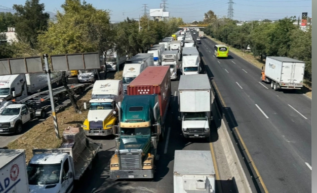 Transportistas bloquean autopista México-Querétaro por adeudos del Tren Maya