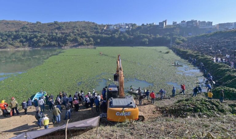 Llevan a cabo Pedro Rodríguez y funcionarios jornada de limpieza en la Presa Madín