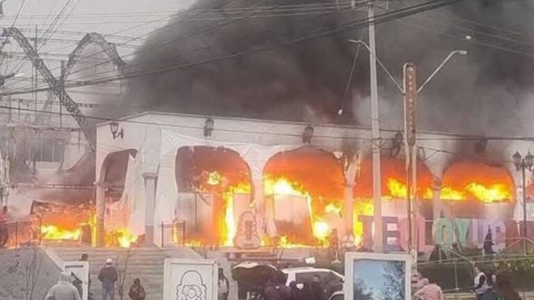 Incendio consume bazar navideño de Teoloyucan, en Edomex