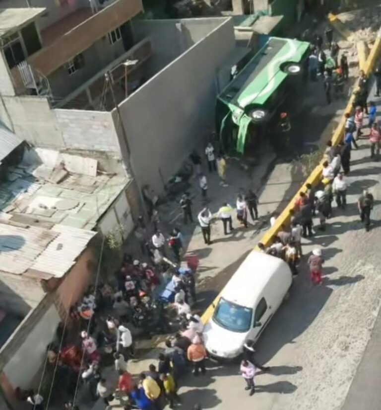 Varios heridos luego de volcadura de camión de pasajeros en Tlalnepantla