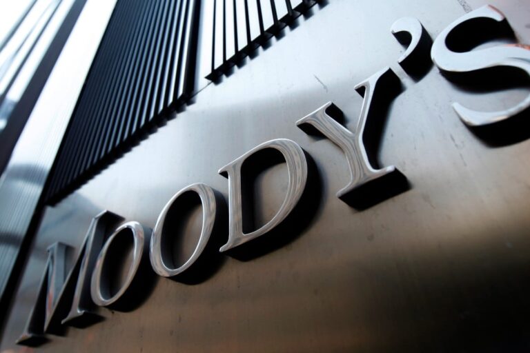 Aranceles y restricciones migratorias amenazan exportaciones y flujo de remesas: Moody’s