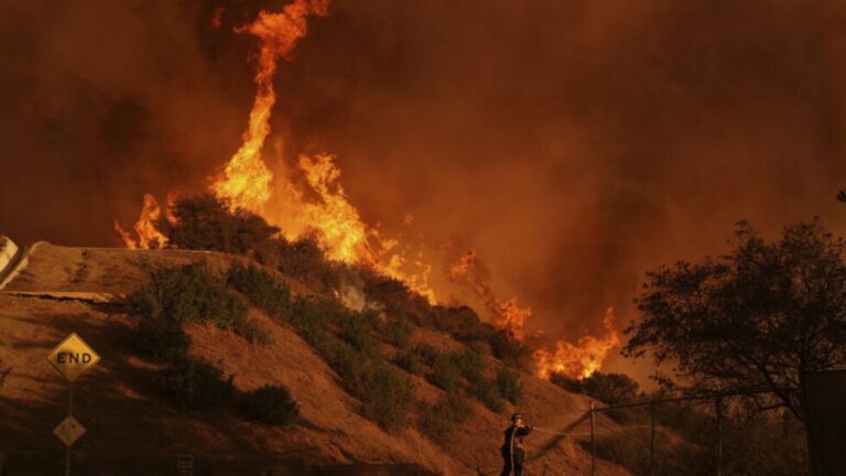 Ya suman 24 muertos por incendios en Los Ángeles, fuertes vientos reavivan llamas