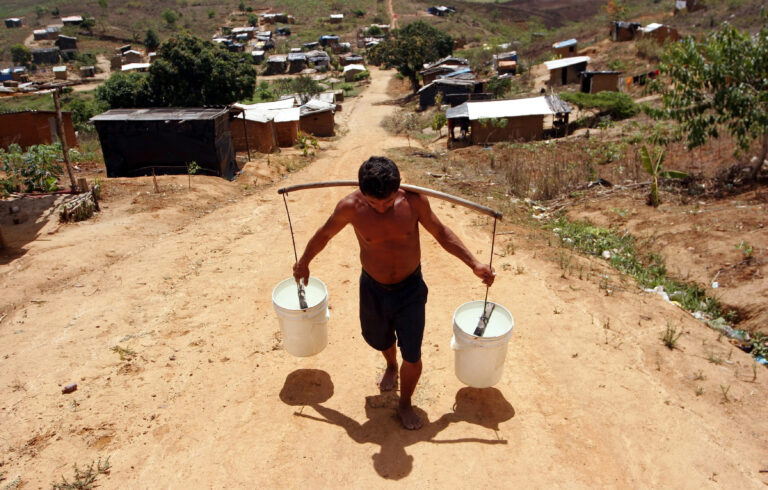 Agua, pobreza, delitos principales riesgos para México en 2025: FEM