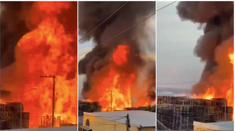 Fuerte incendio consume bodega en Puebla; bomberos trabajan para evitar que llegue a la Central de Abasto