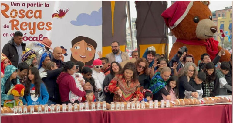 Clara Brugada comparte mega rosca de Reyes y juguetes, en el zócalo CdMx