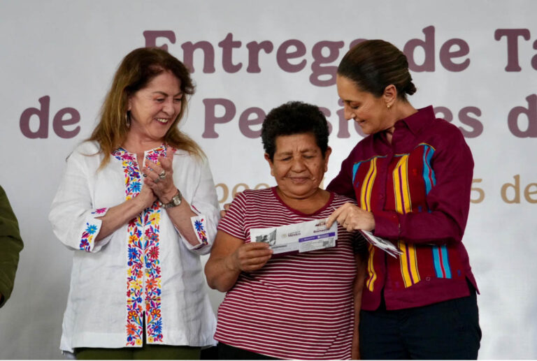 Sheinbaum entrega tarjetas de apoyos de Bienestar, en Morelos