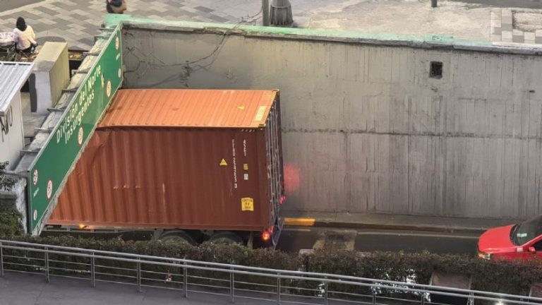 Otra vez… tráiler queda atorado en Viaducto, a la altura de Insurgentes Sur