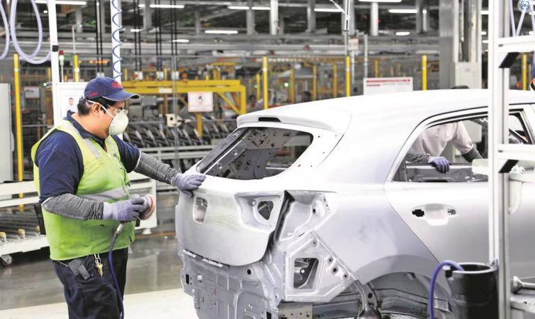 Fabricantes de autopartes desbancan a las armadoras en inversión automotriz