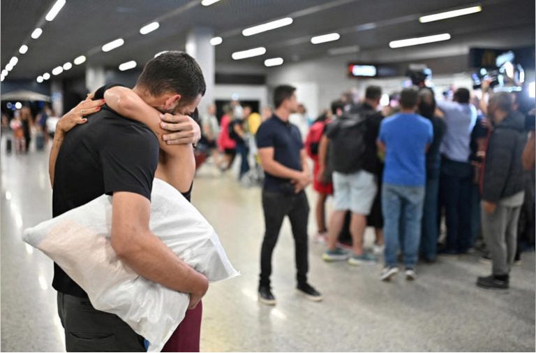 Mexicanos deportados llegan esposados al AIFA, acusa gobernadora de Morelos