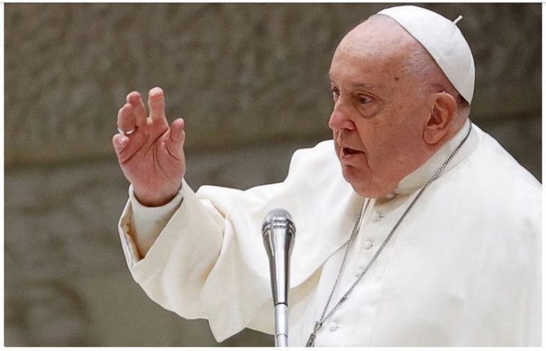 Vaticano informó que el papa Francisco mostró una “leve mejoría”
