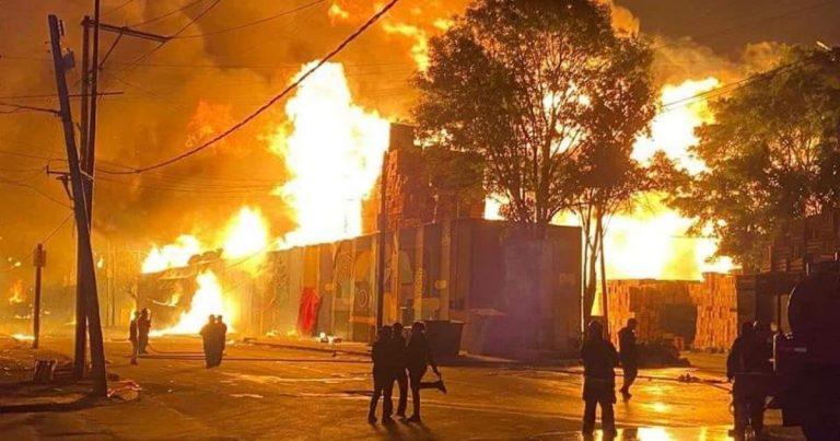 Incendio en Central de Abasto de Iztapalapa consume 5 bodegas; dos lesionados