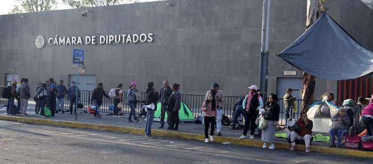 Maestros bloquean Cámara de Diputados, suspenden actividades