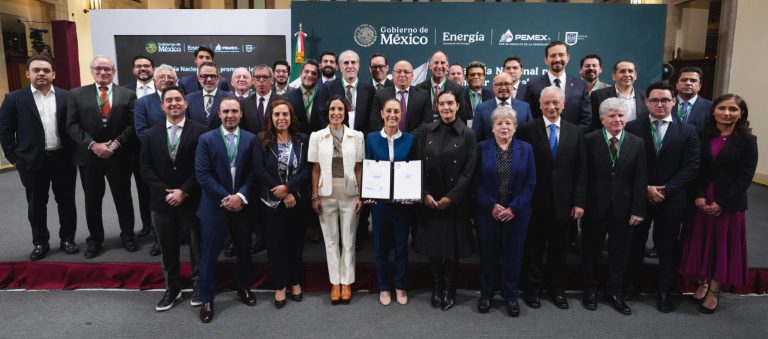 Gobierno de México y gasolineros firman pacto