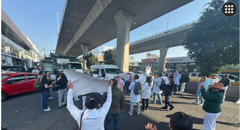 Personal médico del IMSS-Bienestar exige nombramientos y basificación bloqueo en Periférico Norte