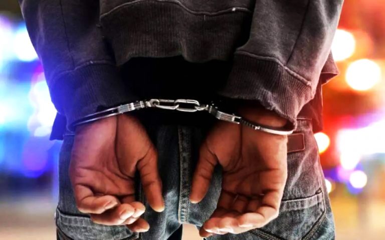 Detienen a menor repartidor de drogas en mochila para alimentos