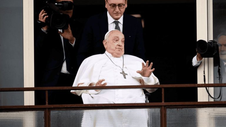 Papa Francisco regresa al Vaticano tras cinco semanas hospitalizado por neumonía