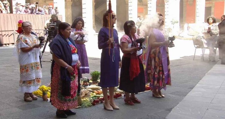 Sheinbaum recibe Bastón de Mando de mujeres indígenas en Palacio Nacional