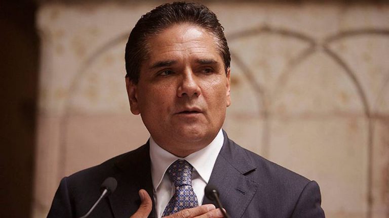 Giran orden de aprehensión contra Silvano Aureoles